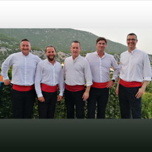 Listen to Od Ljubavi Slip song with lyrics from Klapa Iskon