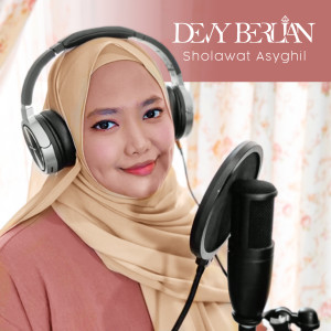 Dengarkan Sholawat Asyghil lagu dari Devy Berlian dengan lirik