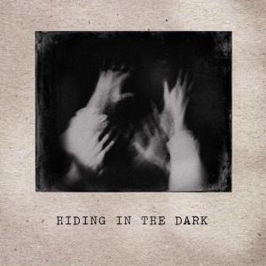 ดาวน์โหลดและฟังเพลง Hiding in the Dark พร้อมเนื้อเพลงจาก Iamjakehill