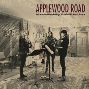 Dengarkan Old Time Country Song lagu dari Applewood Road dengan lirik