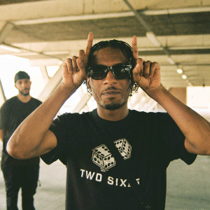 ดาวน์โหลดและฟังเพลง Hold You Down พร้อมเนื้อเพลงจาก Strizzy Strauss