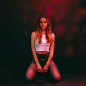ดาวน์โหลดและฟังเพลง Almost พร้อมเนื้อเพลงจาก Sarah Close