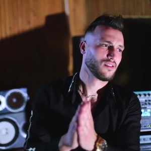 Dengarkan lagu Maghboun Fi Hyati W Zadouni l'a3rab nyanyian Cheb Rami dengan lirik