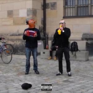 收聽Adlersson的Opa und das Pferd (Live Performance - Neumarkt, Dresden|Explicit)歌詞歌曲