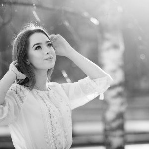 收听Soryna Trestyan的Sunt Fata Cea歌词歌曲