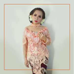 收听Adhe Cempluk的Ayo Konco歌词歌曲