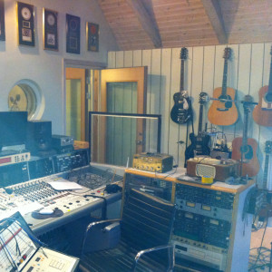 Listen to Sultans of Swing song with lyrics from Lars Halapi