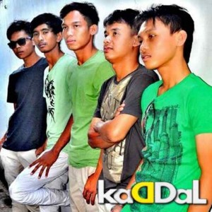 收聽Kadal Band的Cinta Tak Direstui歌詞歌曲