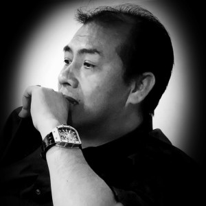 Dengarkan lagu Sitiruon Family nyanyian FAMILY TRIO dengan lirik