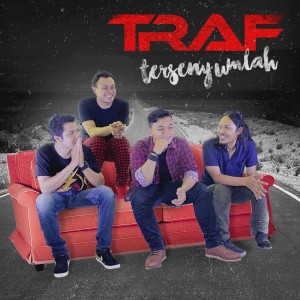 Dengarkan Tersenyumlah lagu dari Traf dengan lirik