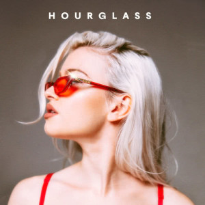 ดาวน์โหลดและฟังเพลง Hourglass พร้อมเนื้อเพลงจาก Alice Chater