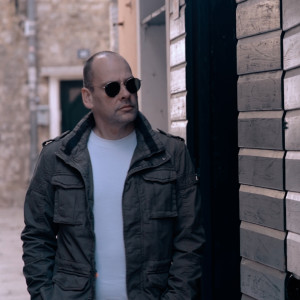 Dengarkan Živim (Radio Edit 2022) lagu dari Alen Nižetić dengan lirik