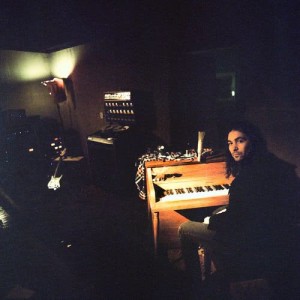 ดาวน์โหลดและฟังเพลง Holding On (Edit) พร้อมเนื้อเพลงจาก The War On Drugs