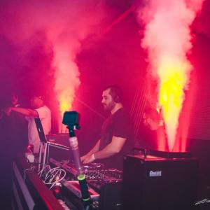 收聽Avix的Hero歌詞歌曲