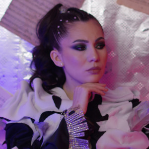Listen to Facem bani song with lyrics from Sorina Ceugea