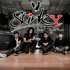 Dengarkan Sesuatu Dibalik Hujan lagu dari Stinky dengan lirik