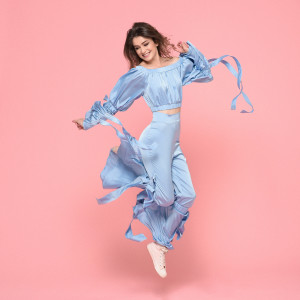 Listen to Digni ruke sve do neba song with lyrics from Kim Verson