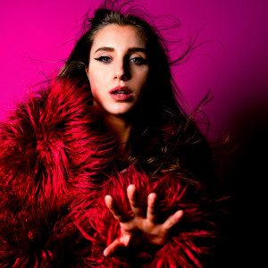 Dengarkan lagu Down (Klaas Remix) nyanyian Anna-Sophie dengan lirik