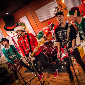 ดาวน์โหลดและฟังเพลง Where's Christmas? พร้อมเนื้อเพลงจาก Hollywood Ending