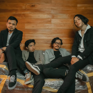 Dengarkan lagu Kamulah nyanyian Kerabat Kerja dengan lirik