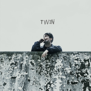 ดาวน์โหลดและฟังเพลง Twin (Explicit) พร้อมเนื้อเพลงจาก Camm Hunter