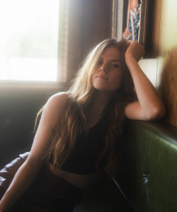 Kimmie Devereux ดาวน์โหลดและฟังเพลงฮิตจาก Kimmie Devereux