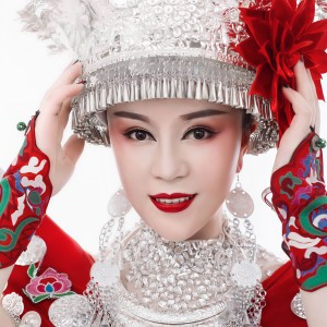 Dengarkan lagu 你的城有我的店 (完整版) nyanyian 朵久央 dengan lirik