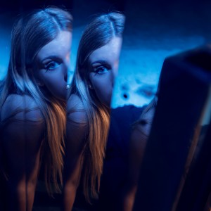 ดาวน์โหลดและฟังเพลง Curaçao พร้อมเนื้อเพลงจาก Emma Bale