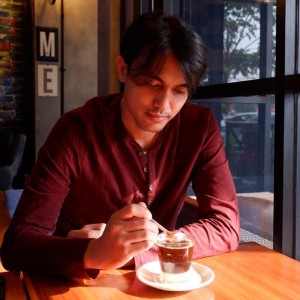 Dengarkan Sebelum Terlalu Jauh lagu dari Erick Laurens dengan lirik
