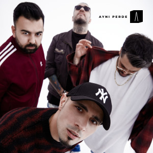 Dengarkan Aynı Perde lagu dari Rocka dengan lirik