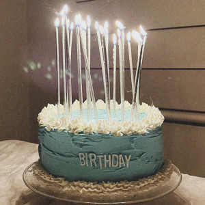 收聽Phia Scott的Birthday歌詞歌曲