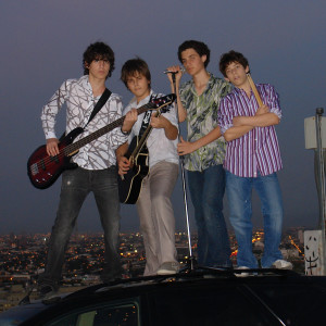 ดาวน์โหลดและฟังเพลง A La Luz De La Luna พร้อมเนื้อเพลงจาก The Shoes