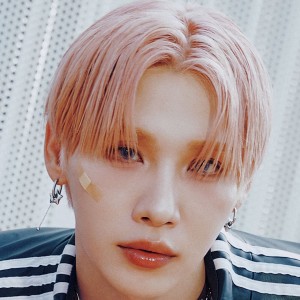 전웅 (AB6IX) ดาวน์โหลดและฟังเพลงฮิตจาก 전웅 (AB6IX)