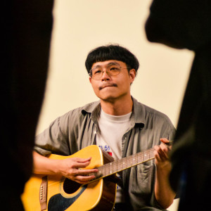 ดาวน์โหลดและฟังเพลง อยากจะยืนหลังตรง พร้อมเนื้อเพลงจาก Protozua