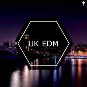 Dengarkan lagu Essence nyanyian CelDro dengan lirik