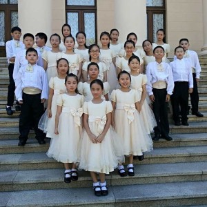 Listen to 大海啊故乡 song with lyrics from 香港儿童合唱团