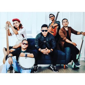 Listen to Satu Cinta Untuk Selamanya song with lyrics from Tsa'Ta Band