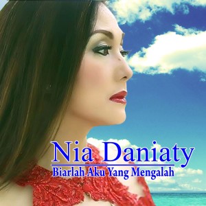 Dengarkan Biarlah Aku Yang Mengalah lagu dari Nia Daniaty dengan lirik