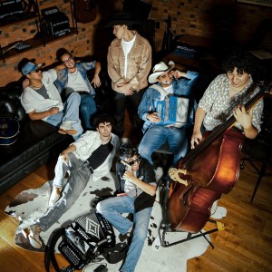 Listen to VIBRA PERFECTA song with lyrics from Bohemio