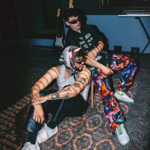 Dengarkan lagu Lo Que Pasó Ayer (Explicit) nyanyian Inzunza dengan lirik