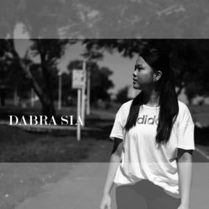 Dengarkan lagu Rati Koposion (其他) nyanyian Dabra Sia dengan lirik