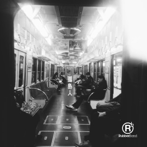 收听RubberBand的孤岛人歌词歌曲