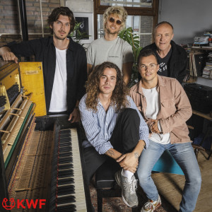 Listen to Er Is Nog Zoveel song with lyrics from KWF
