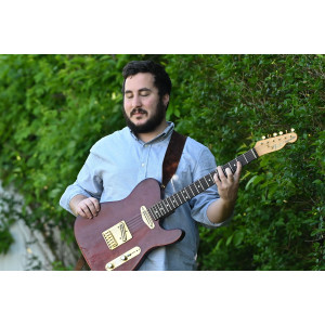 收听Alex Frondelli的Perfume, Summer Air and Music歌词歌曲