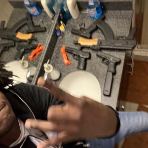 Dengarkan lagu MyDawg (Explicit) nyanyian Trezzio dengan lirik