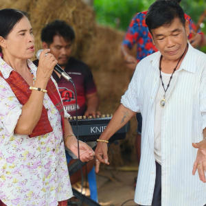 收聽Kantrum surin的กระมมแดลสลัน กันตรึม สมานชัย-พิมพา歌詞歌曲