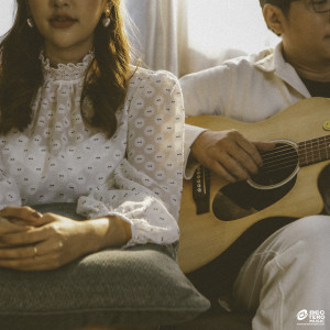 ดาวน์โหลดและฟังเพลง Status พร้อมเนื้อเพลงจาก Chilling Sunday