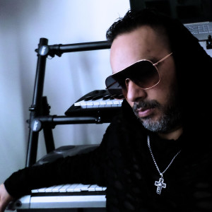 Listen to Se Quedan song with lyrics from Kamakazi