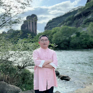 Listen to 此刻正好 (伴奏) song with lyrics from 曾彭飚