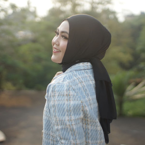Listen to Jarak Cinta song with lyrics from Agustina Rahayu